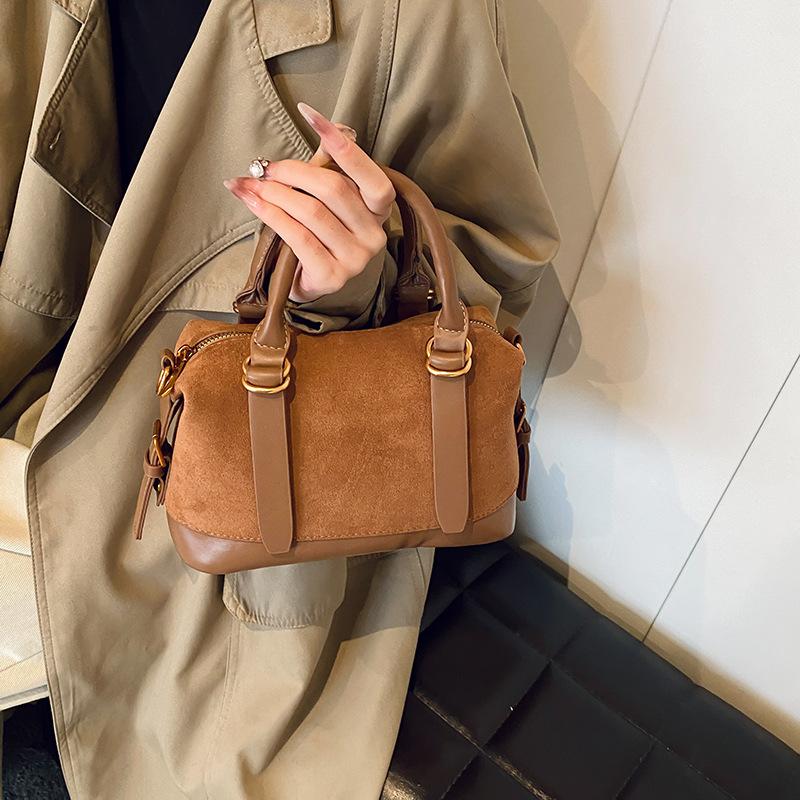 

Осенняя ретро текстура нишевая портативная сумка-подушка женская сумка 2025 новая сумка для поездок простая универсальная сумка-мессенджер 23*11.5*14 коричневый