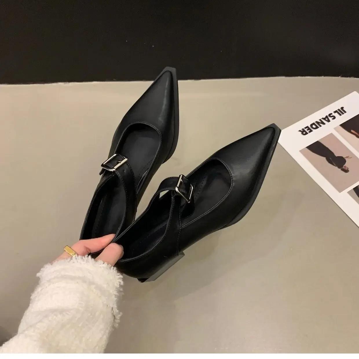 

Обувь Белые пряжки Кожаные сандалии с острым носком и низким каблуком для женщин Римский стиль Женская обувь Летняя обувь F по акции 39