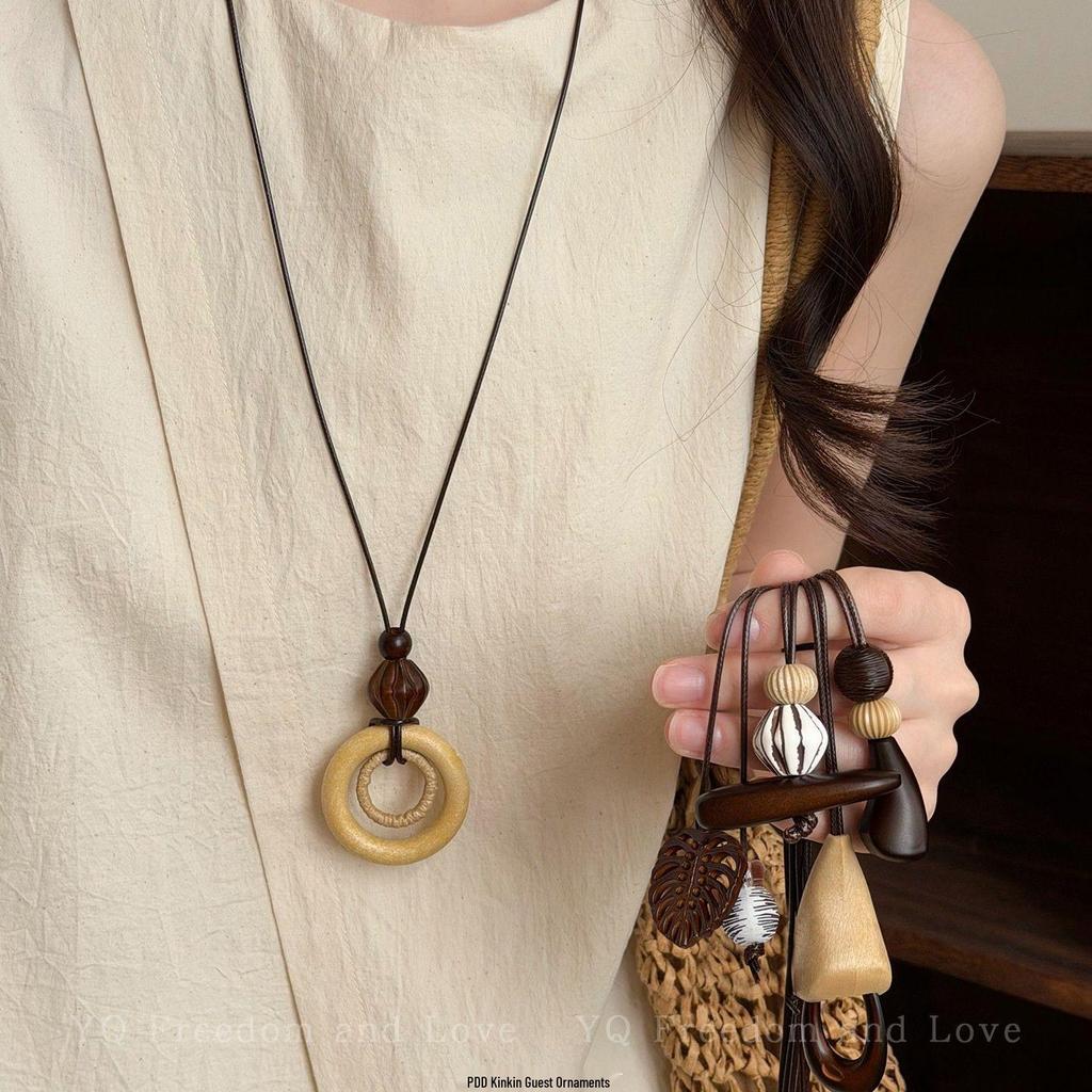 Wood Rhyme Leisure Wind: Summer Bohemian Wooden Necklace - New Chinese Style Clavicle Chain for Women, Retro Holiday Accessory.