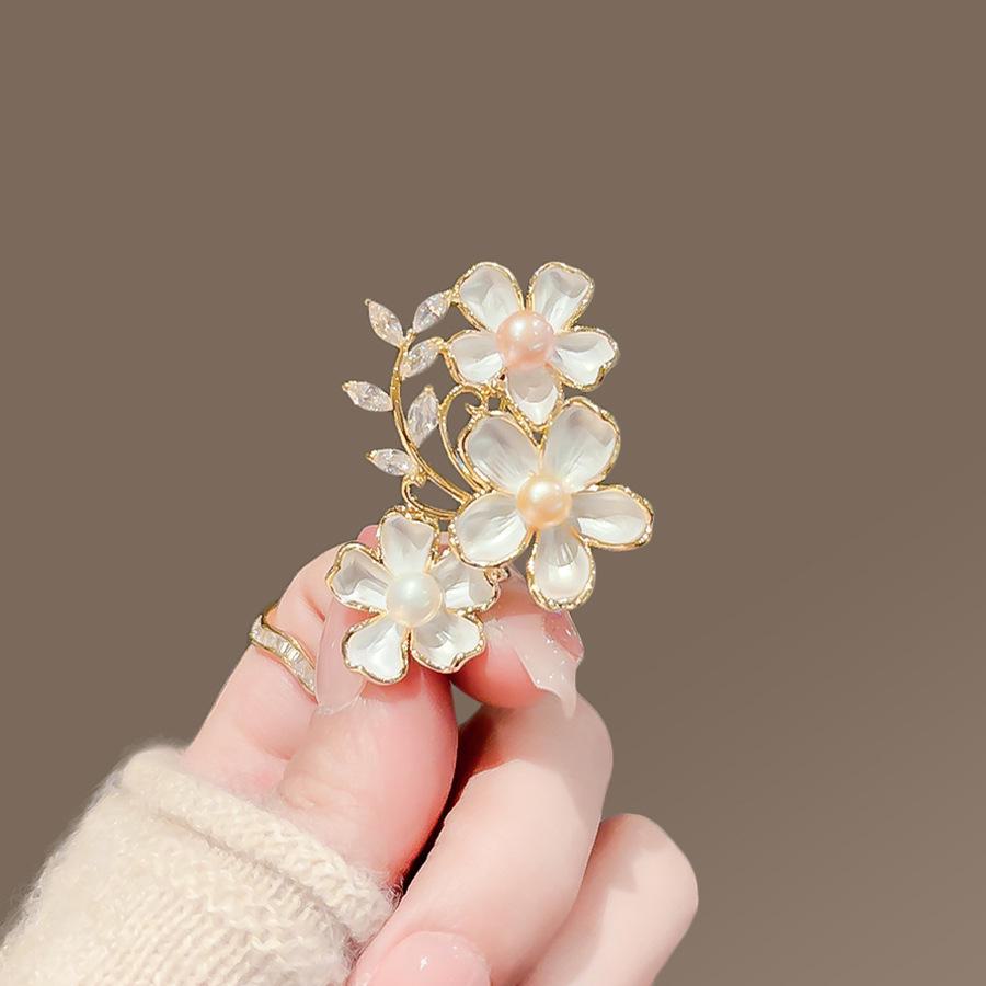 Chic Butterfly Brooch for Women - High-End Fashion Corsage
