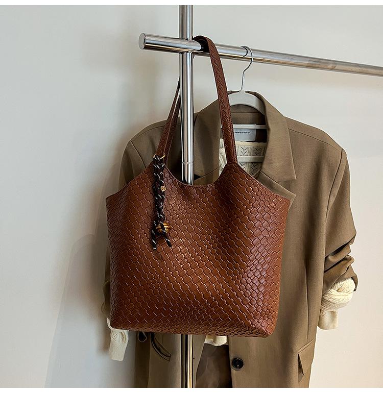 Women's Large-capacity Shoulder Bag 2025 Winter New Versatile Commuter Bag, Underarm Bag, Popular Tote Bag Trend This Year