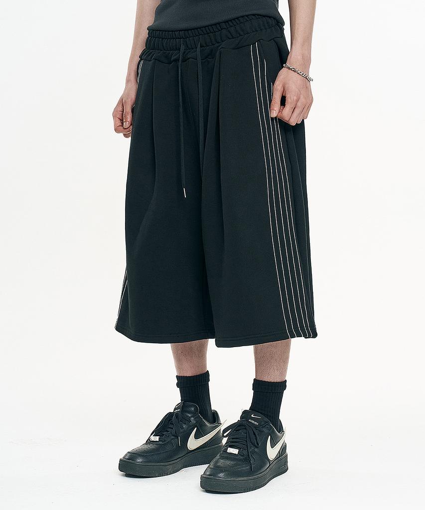 EASY NO EASY One-Pleat Bermuda Sweatpants - Black