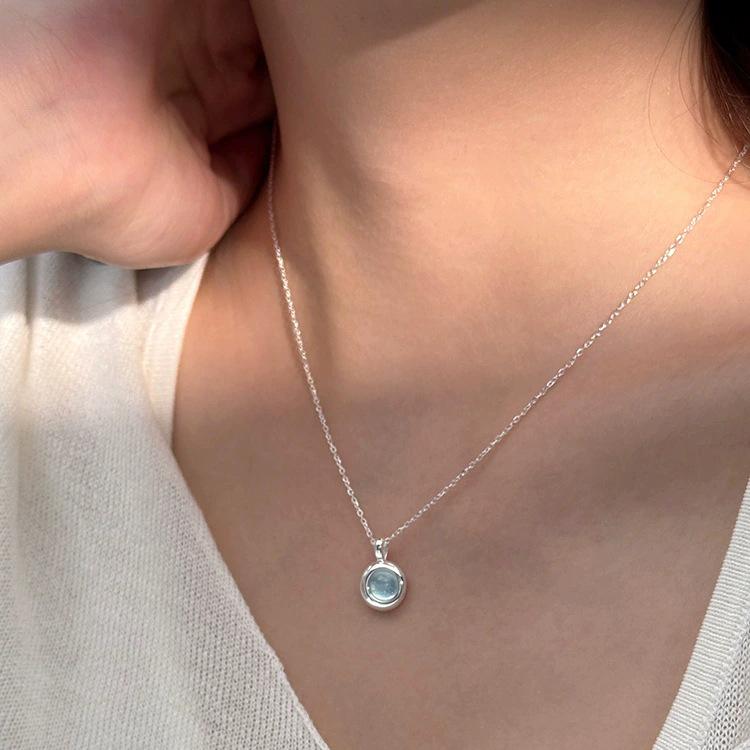Trendy Blue Geometric Round Pendant Necklace for Women – Elegant, Versatile Clavicle Chain