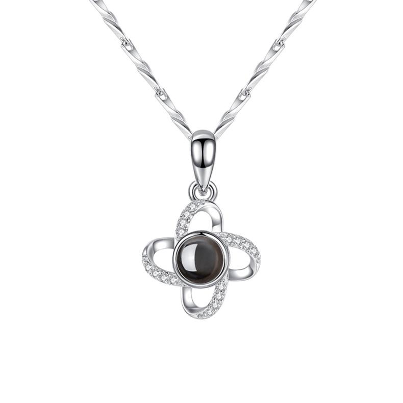 

Ожерелье с проекцией четырехлистного клевера для женщин, японская и корейская простая студенческая цепочка с подвеской в виде цветка леса на ключицу