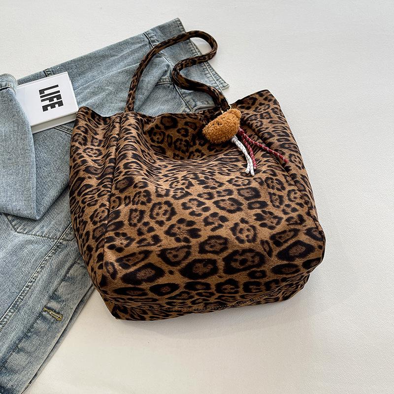 

2025 winter new retro leopard print lazy wind shoulder women s bag foreign style class commuting armpit tote bag хаки