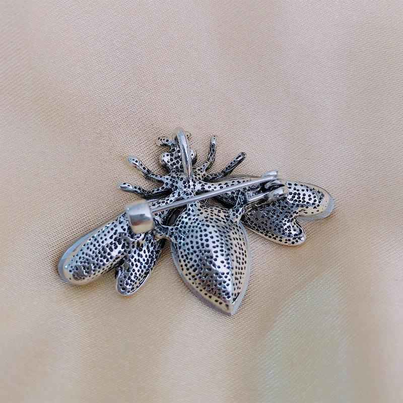 New Rhinestone Bee Brooch: Fashionable Insect Pin for Women's Overcoats and Suits