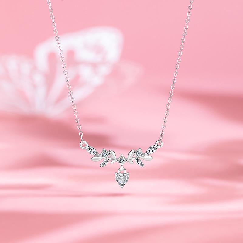 Laurel Flower Necklace: Women's Luxuriously Designed Stainless Steel Clavicle Chain with Lucky Blossom Motif