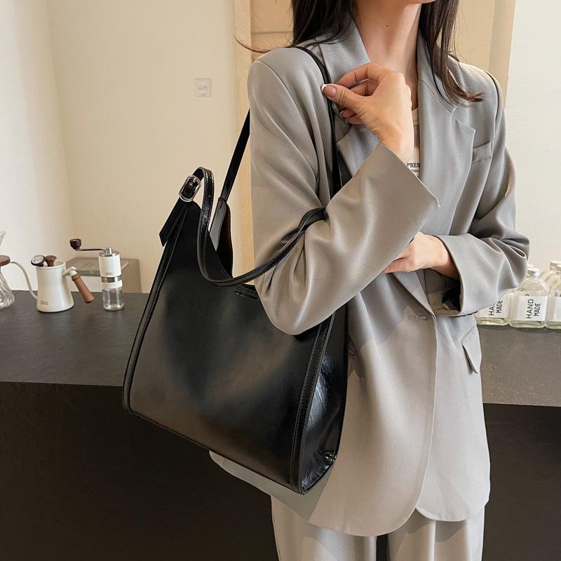 Premium wax oily leather large-capacity tote bag women's 2025 autumn new retro commuter fashion shoulder armpit bag