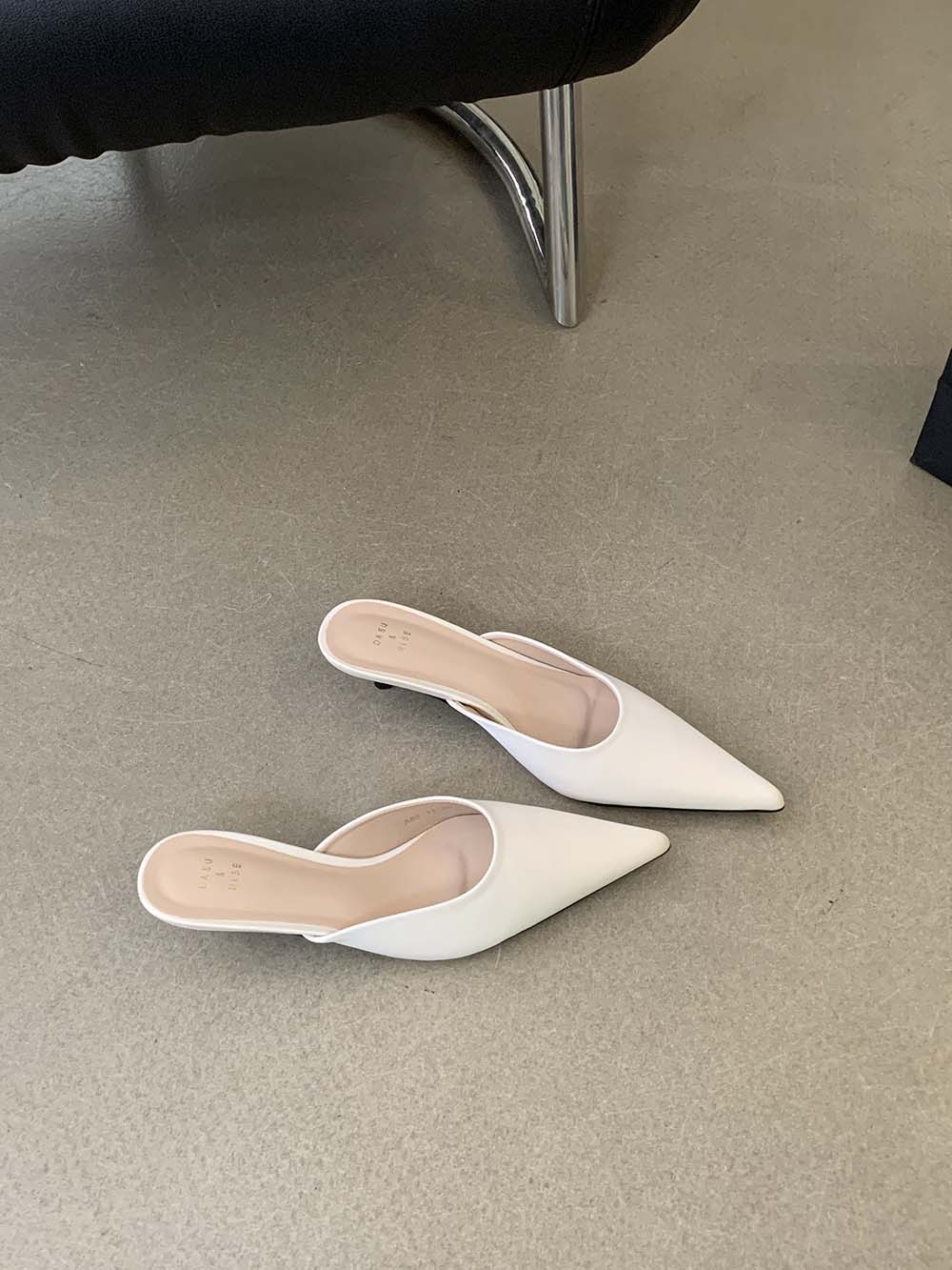 

модные женские шлепанцы из флока, тапочки с острым носком, мюли, туфли 2024 года, новые поступления, модные туфли на низком каблуке, бежевые, белые, черные 5.5 белый