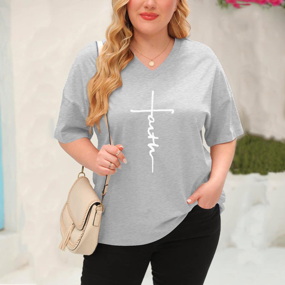 

(XL~5XL) Женская однотонная свободная футболка с коротким рукавом с буквенным принтом и v-образным вырезом, летняя повседневная дышащая легкая футболка с короткими рукавами для работы, отдыха, плюс топ 5XL светло-серый