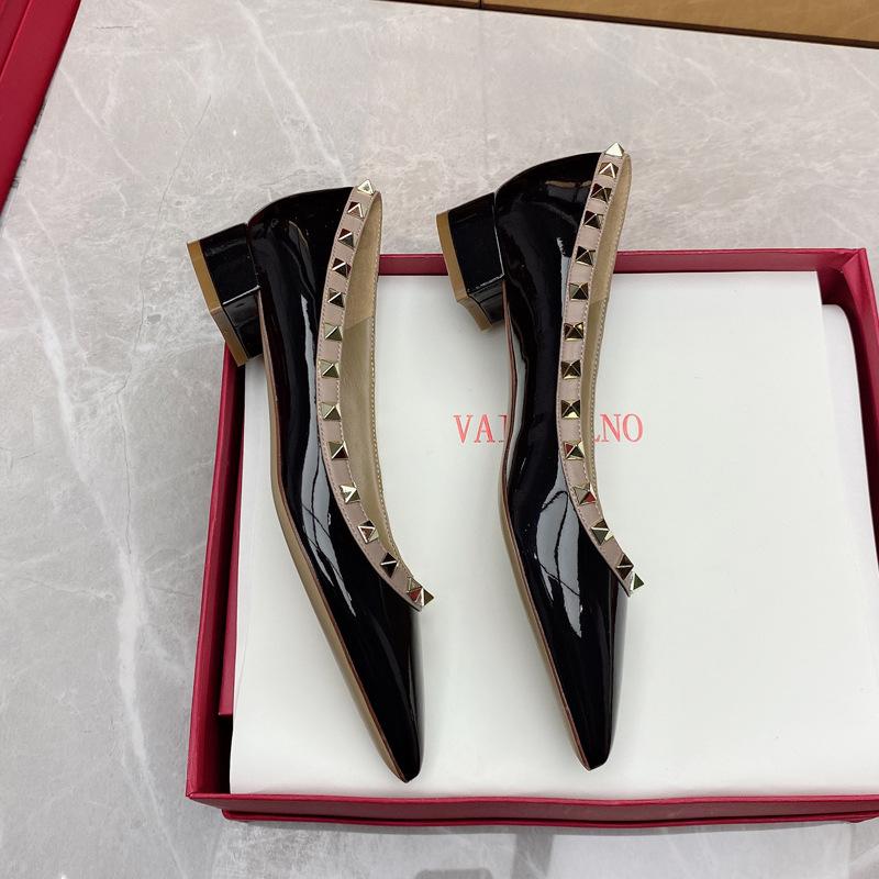 Spring and Summer New Versatile Rivet Pointed Shoes Medium High Heels Light Mouth Shoes Thick Heel Willow Nail Shoes Large Size Single Shoes Women