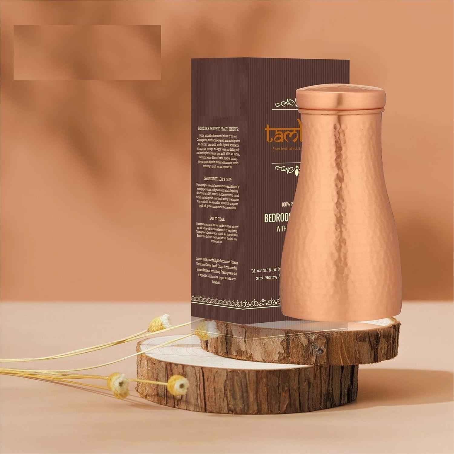 

Медная спальная банка со встроенным стеклом | Чеканный дизайн | Ручная работа, герметичная, бесшовная | Аюрведические преимущества, антиоксидантные свойства | 1200 мл