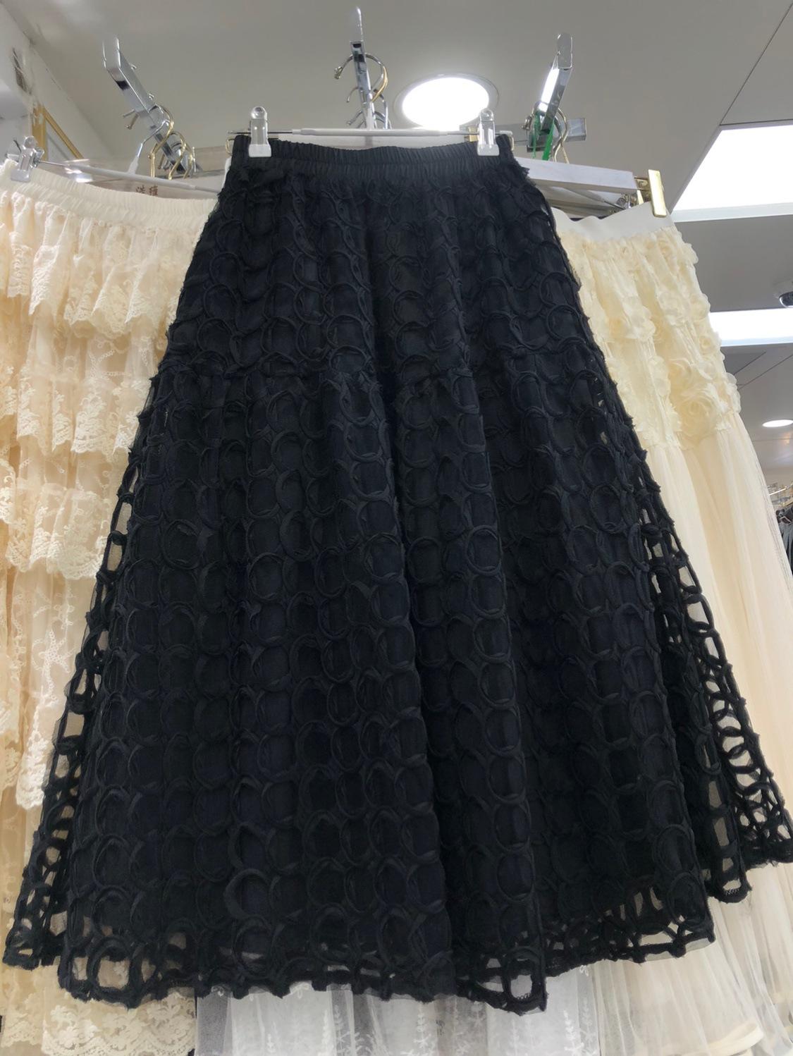 

2025 весна и лето новая французская однотонная ажурная юбка крючком из тяжелой промышленности, тонкая ретро-юбка в стиле а-образного кроя one size fits all чёрный