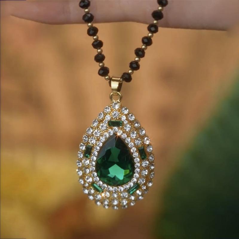 A Niche Retro Emerald Teardrop Long Necklace and Sweater Chain, Exuding A Fashionable and High-end Vibe for Women