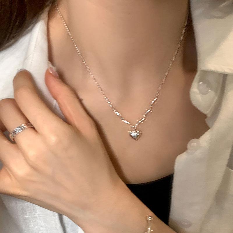 Niche Design Sense Love Wave Necklace Women'S Simple Light Luxury Elegant Fashion Exquisite Versatile Neck Chain Sweater Chain