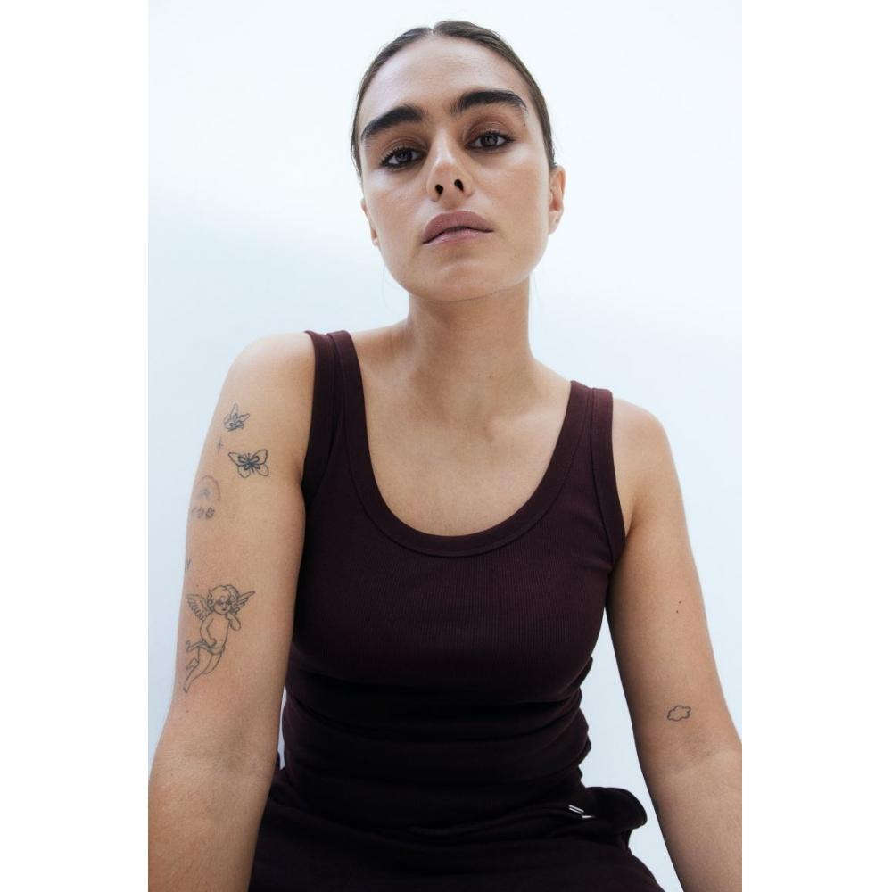 

Топ без рукавов в рубчик HM бордовый