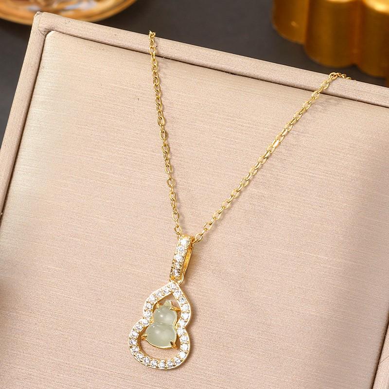 Elegante Pingente de Cabacinha com Fecho de Paz de Jade - Corrente para Clavícula em Aço Titânio no Estilo Chinês Retro