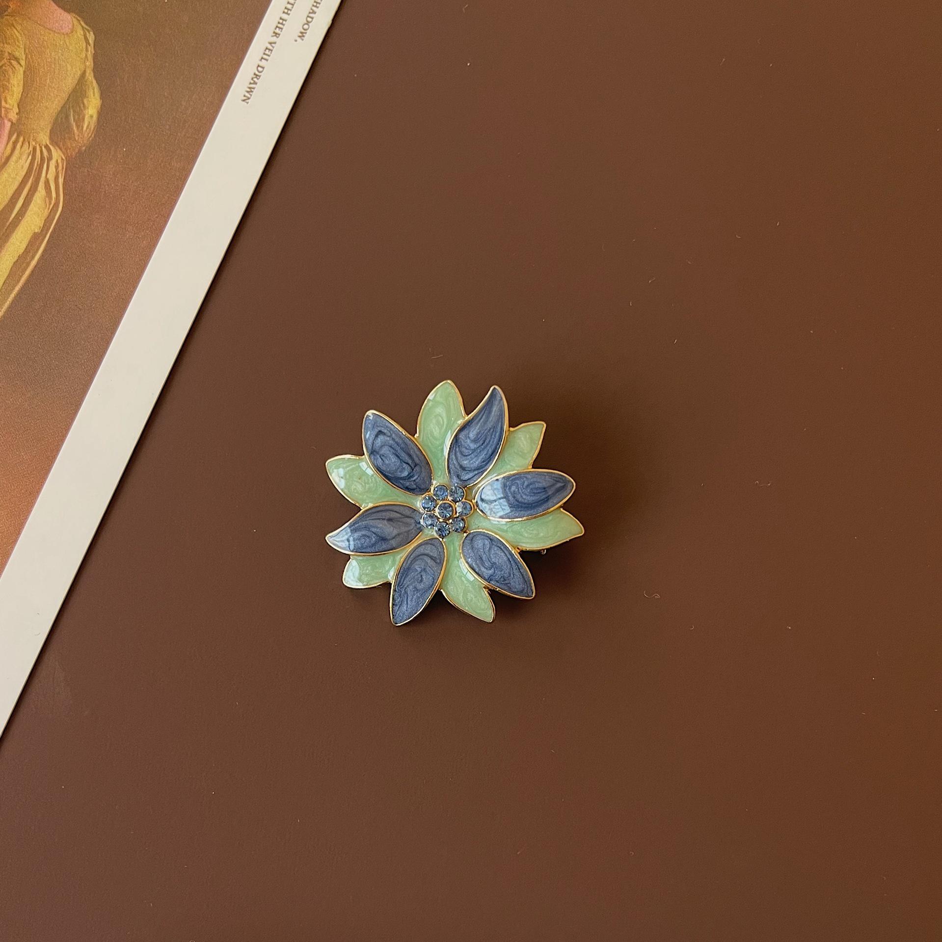 

Винтажная брошь-булавка в стиле барокко с эмалью в виде цветка и бабочки No Size