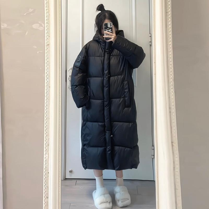 Schwarzer gesteppter Damen-Winter-Neuheit mit Kapuze, locker, über dem Knie, verdickt, warm, langer gesteppter Baumwollmantel Damen