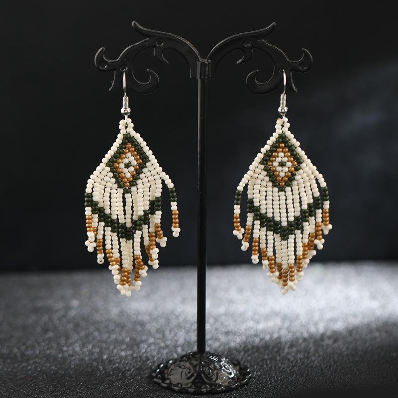 Brincos longos de borla feitos à mão com contas de arroz, nicho retrô boêmio, brincos de férias personalizados e estilosos