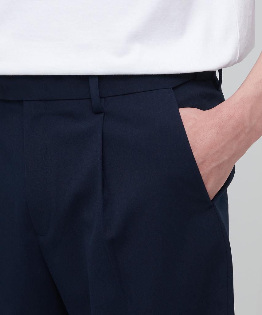MUSINSA STANDARD Lightweight Hidden Banding Half Slacks [Deep Blue]