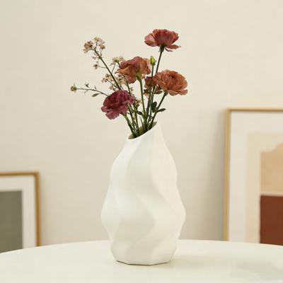 Weiße Kunstkeramik-Blumenvase Minimalistisch Modern Dekorative Vase für Zuhause Wohnzimmer Büro Tischmittelstück