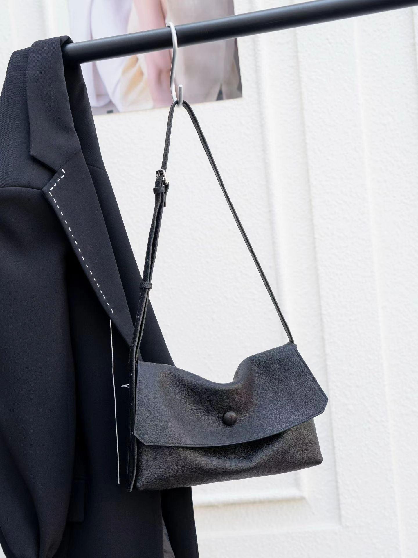 

Minimalist Mobile Phe Versatile Premium Small Square Cowhide Handbag Unique Elegant Textur Fashiable and Casual Daily