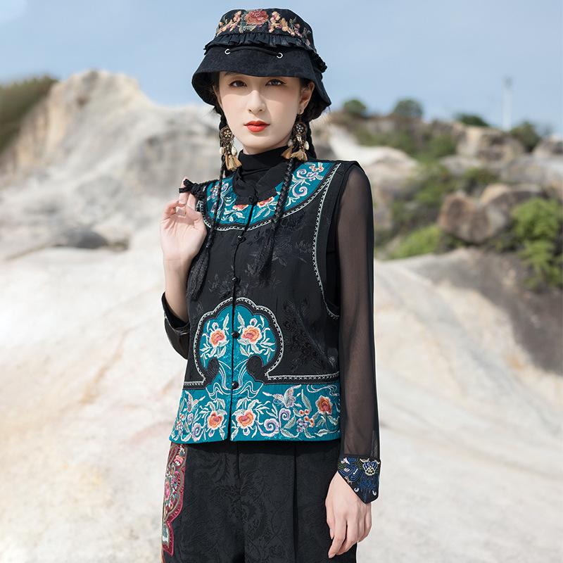 

Женский кардиган в этническом стиле с вышивкой, цветочным узором, воротником-стойкой, без рукавов, в ретро-стиле M чёрный