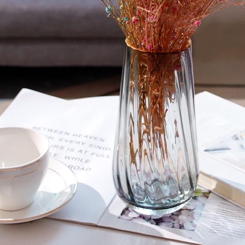 Dekorative Glasvasen für Blumenarrangements