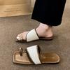 Sandalen mit Metallspitze außen 2025 Sommer neu eckige Zehenpartie Urlaub Strandschuhe Farbabstimmung Retro-Stil flache Pantoletten