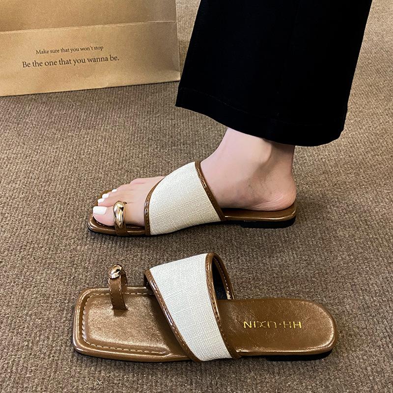Sandalen mit Metallspitze außen 2025 Sommer neu eckige Zehenpartie Urlaub Strandschuhe Farbabstimmung Retro-Stil flache Pantoletten