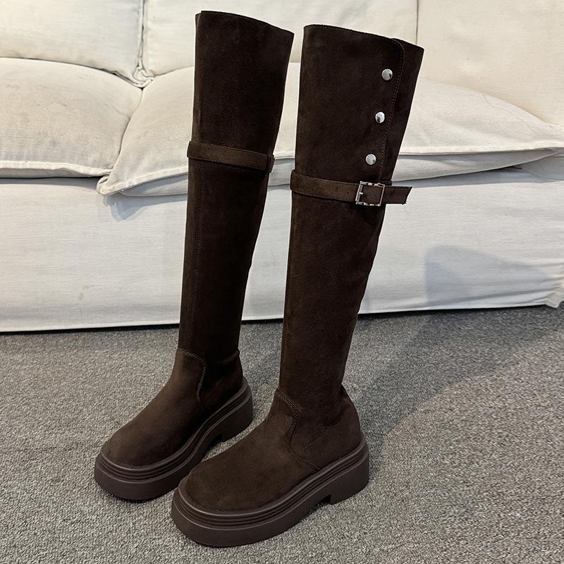 

Двое носят сложенные ботинки на толстой подошве для детей, новые ботфорты до колена на толстом каблуке осень-зима 2025, весна и осень 40 коричневый