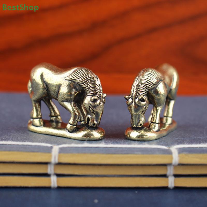 Mini mosiężna figurka konia pasącego się - Mała vintage statuetka zwierzęcia do dekoracji biurka, brelok do kluczy i kolekcja retro