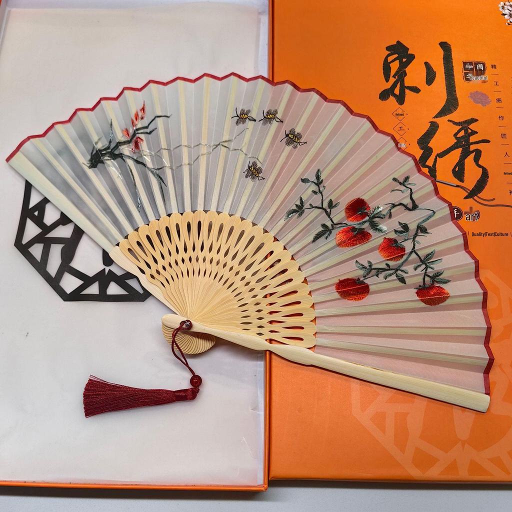 Składany wachlarz z haftem dwustronnym Old Changmen Suzhou: Starożytny Styl Cheongsam dla Kobiet