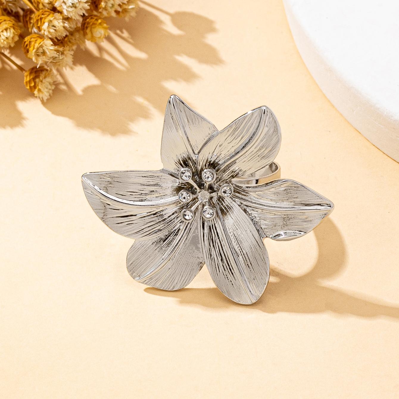 

A Single Women s Ring, Women s Floral Metal Ring with Flower Center Embellishment, Suitable for Daily Wear and Vacation Wear серебряный