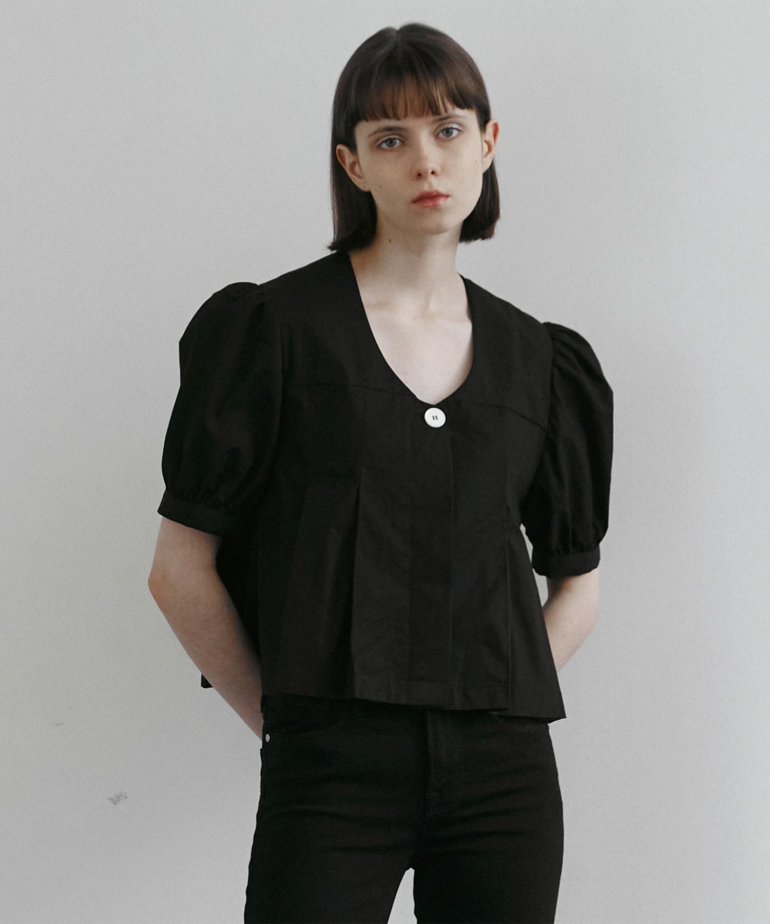Mario U-Neck Pleated Blouse (Black) Black
