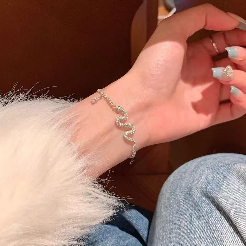 The New Spirit Snake Flash Diamond Bracelet Has a Sense of Design, Niche Temperament, Simple High-value and Versatile Retro Bracelet.