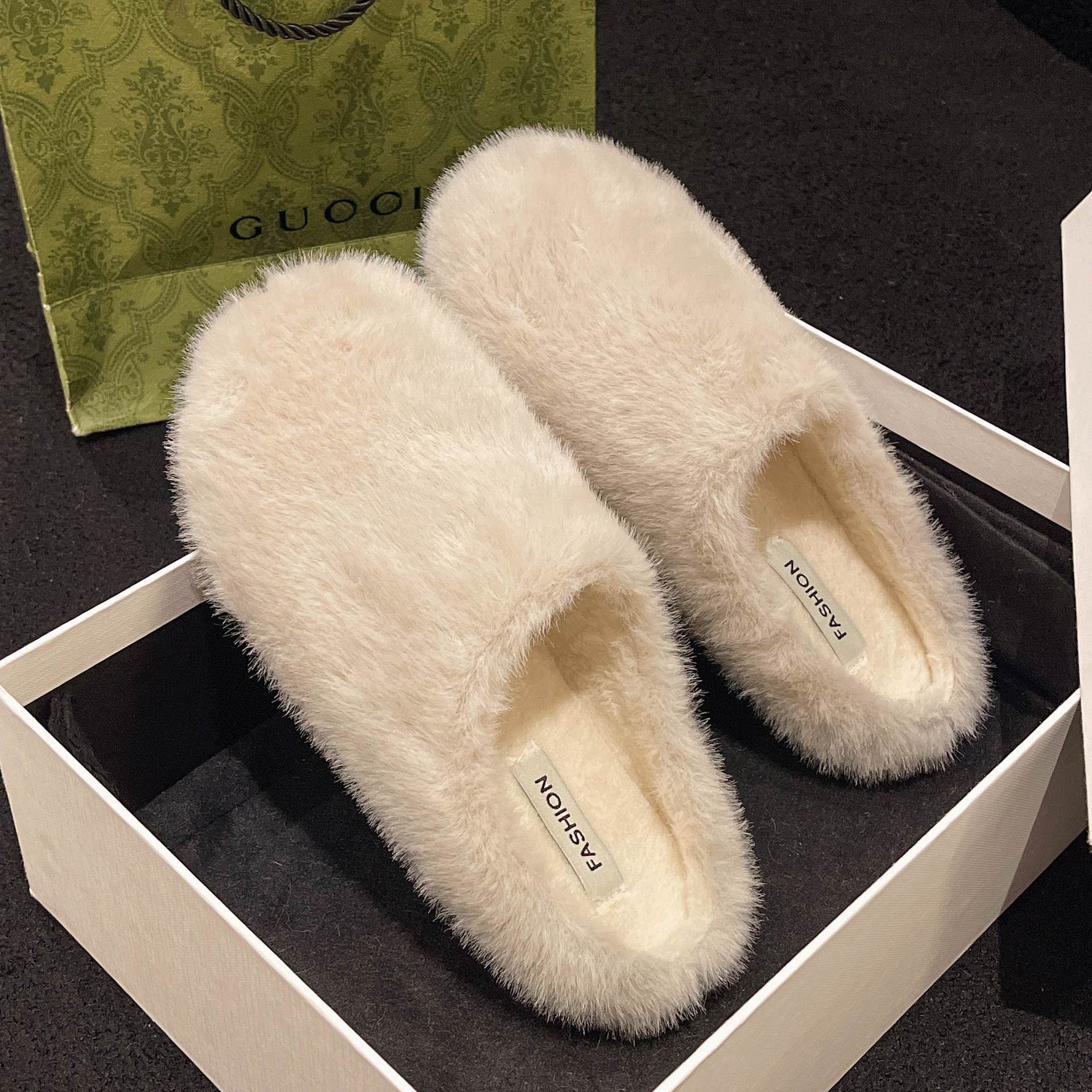 

Корейская версия тапочек из овечьей шерсти женские 2025 зима новые для улицы на плоской подошве ленивые бархатные с закрытым носком полушлепки мюли 40