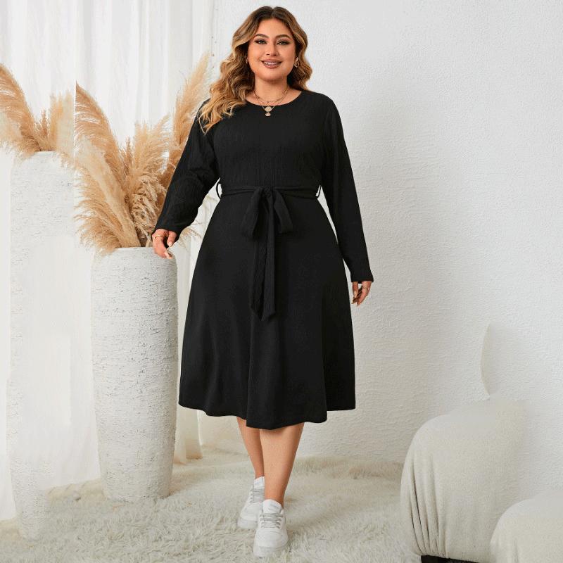 Женское черное платье с круглым вырезом и длинными рукавами — фото 4