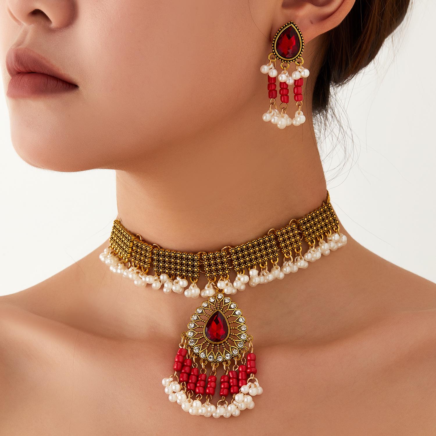 Набор ярких этнических украшений с кисточками: Ожерелье и серьги красный