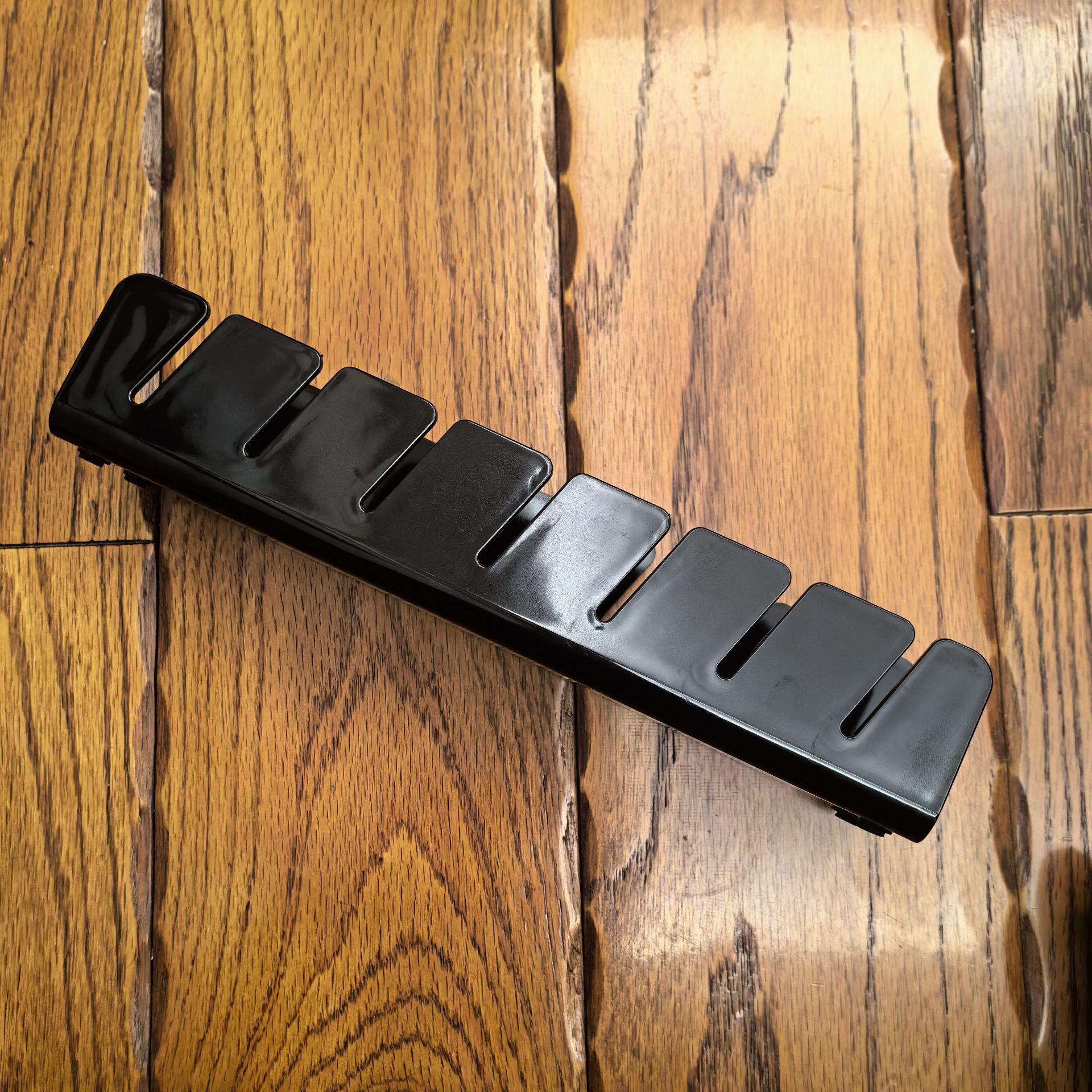 

1 шт. органайзер для бейсболок с противоскользящей накладкой для демонстрации и хранения, компактный акриловый держатель для шляп, вешалки для стены с отверстиями