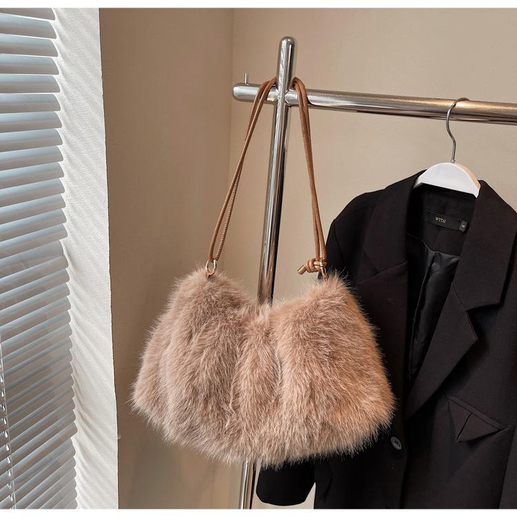 2025 new trendy fashion autumn and winter plush bag versatile large capacity underarm women's bag Korean version niche shoulder messenger bag