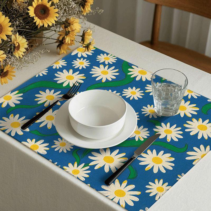4/6 ks Obdélníkové podložky pod talíř - 18x12 palců, Látka s potiskem Vintage Daisy na modrém pozadí, 2D vzor s prvky, Snadno čistitelná, Tepelně izolační na stůl