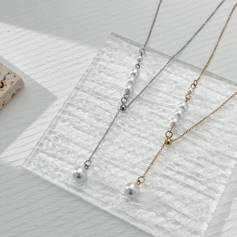 Trendy Leaf Shaped Pearl Necklace For Women In Premium Titanium Steel With Adjustable Length For Wear Versatile