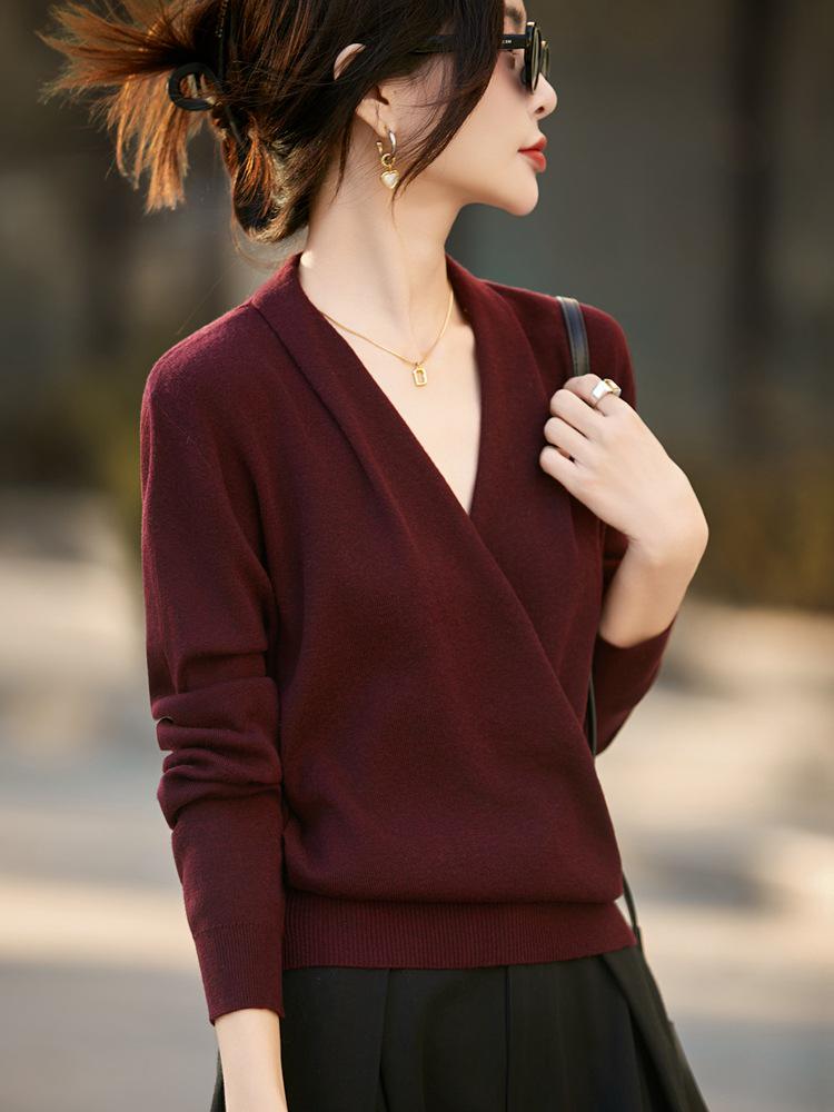 Women's Slimming V-Neck Merino Wool Sweater – Warm, Fine Gauge Knitwear for Stylish Commuting