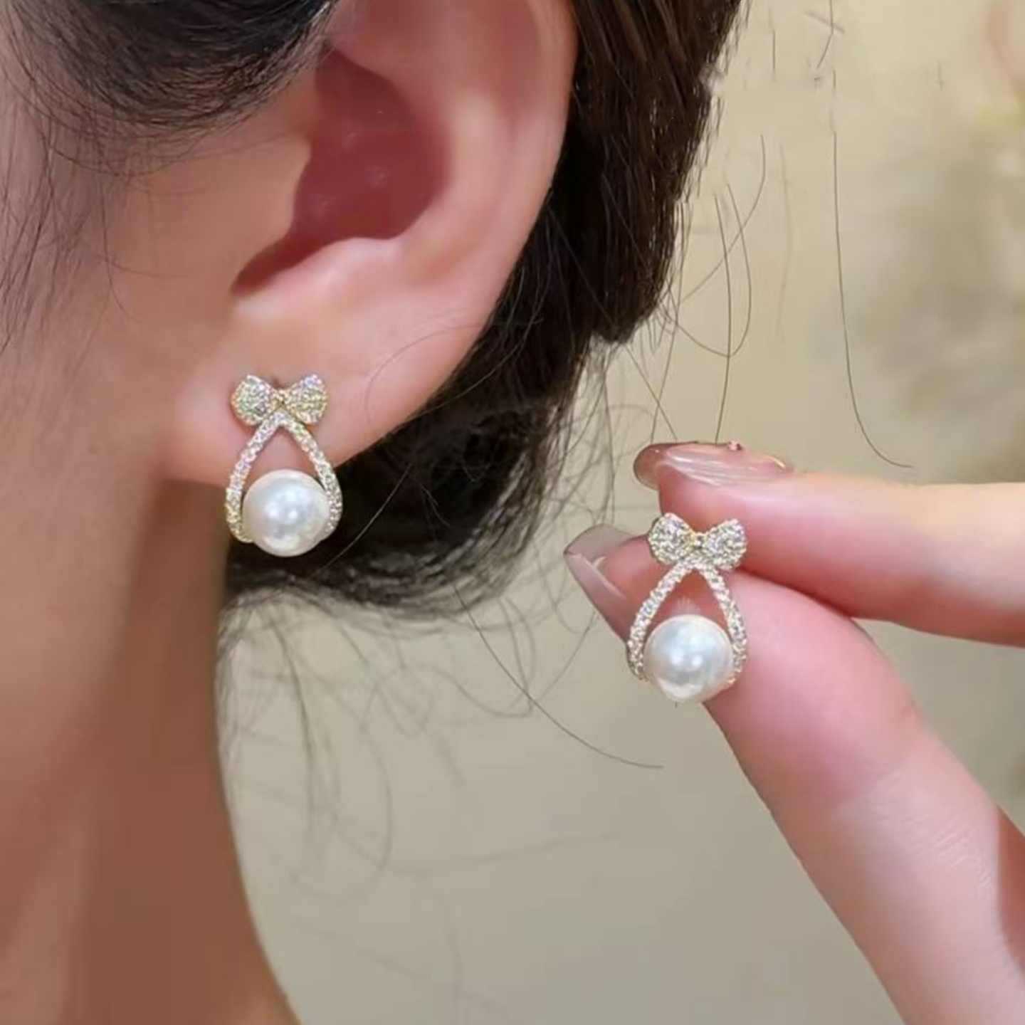 Delicate bow pearl stud earrings, new popular high-end light luxury temperament stud earrings, women s unique earrings