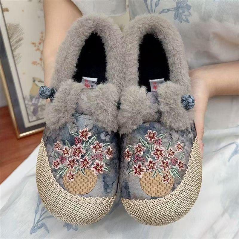 2025 winter new old Beijing cloth shoes women's new Chinese thickened warm mother shoes soft sole velvet embroidered cotton shoes