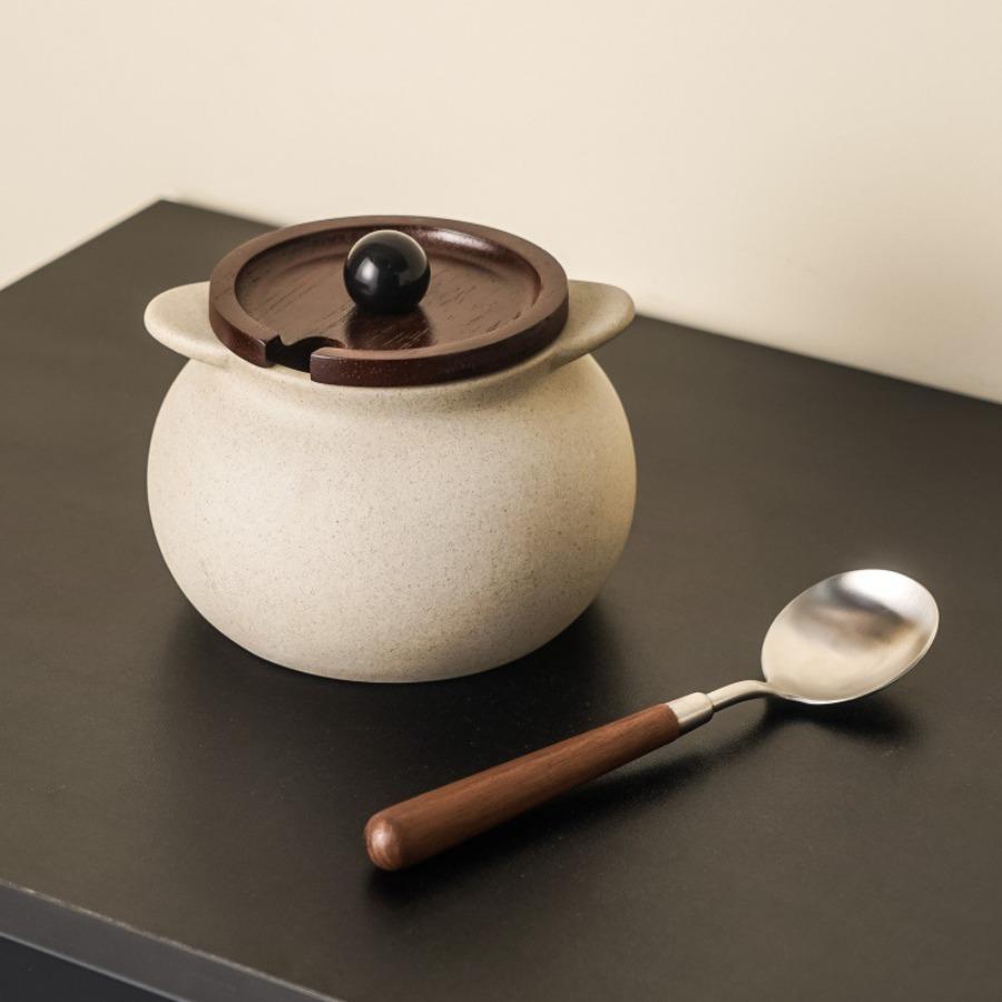 1900ml High-temperature Resistant Pig Oil Tank Multifunctional Kitchen Seasoning Tank with Spoon Ceramic Seasoning Tankchili