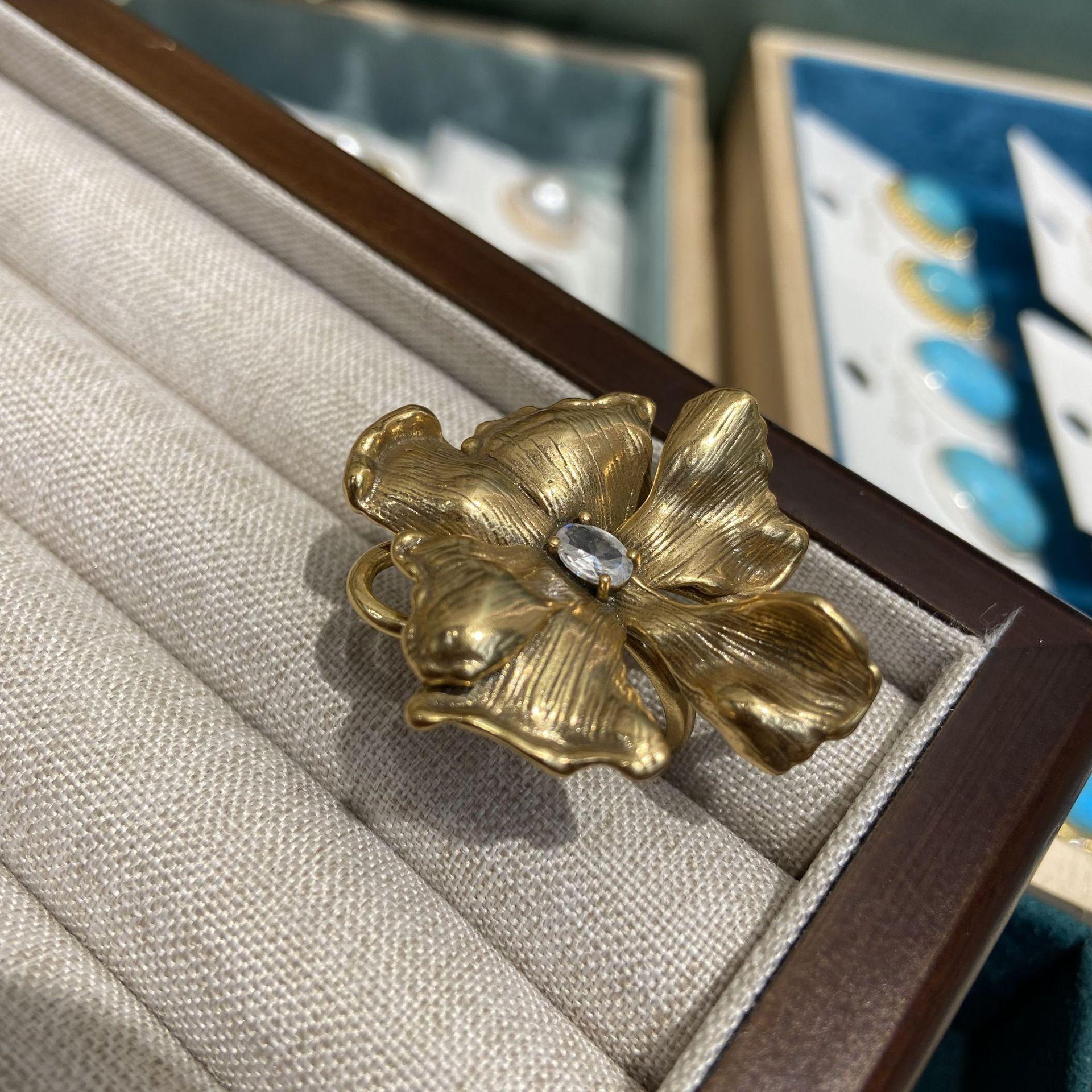 

Кольцо в стиле ретро из старинного золота с матовой розой и бриллиантовым открывающимся кольцом