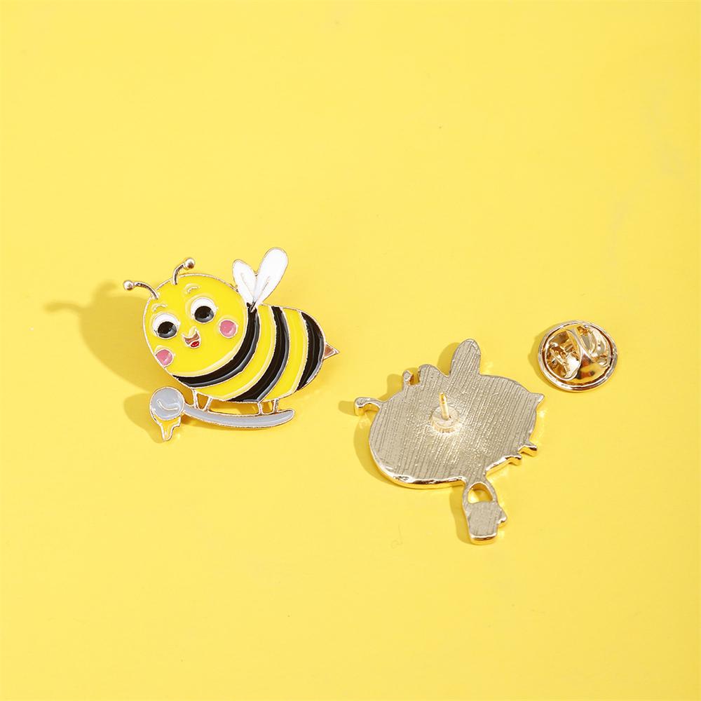 Cartoon Insect Bee Brooch for Girls Friends Cute Funny Bees Collect Nectar Enamel Pins Custom Backpack Lapel Badge Jewelry Gifts